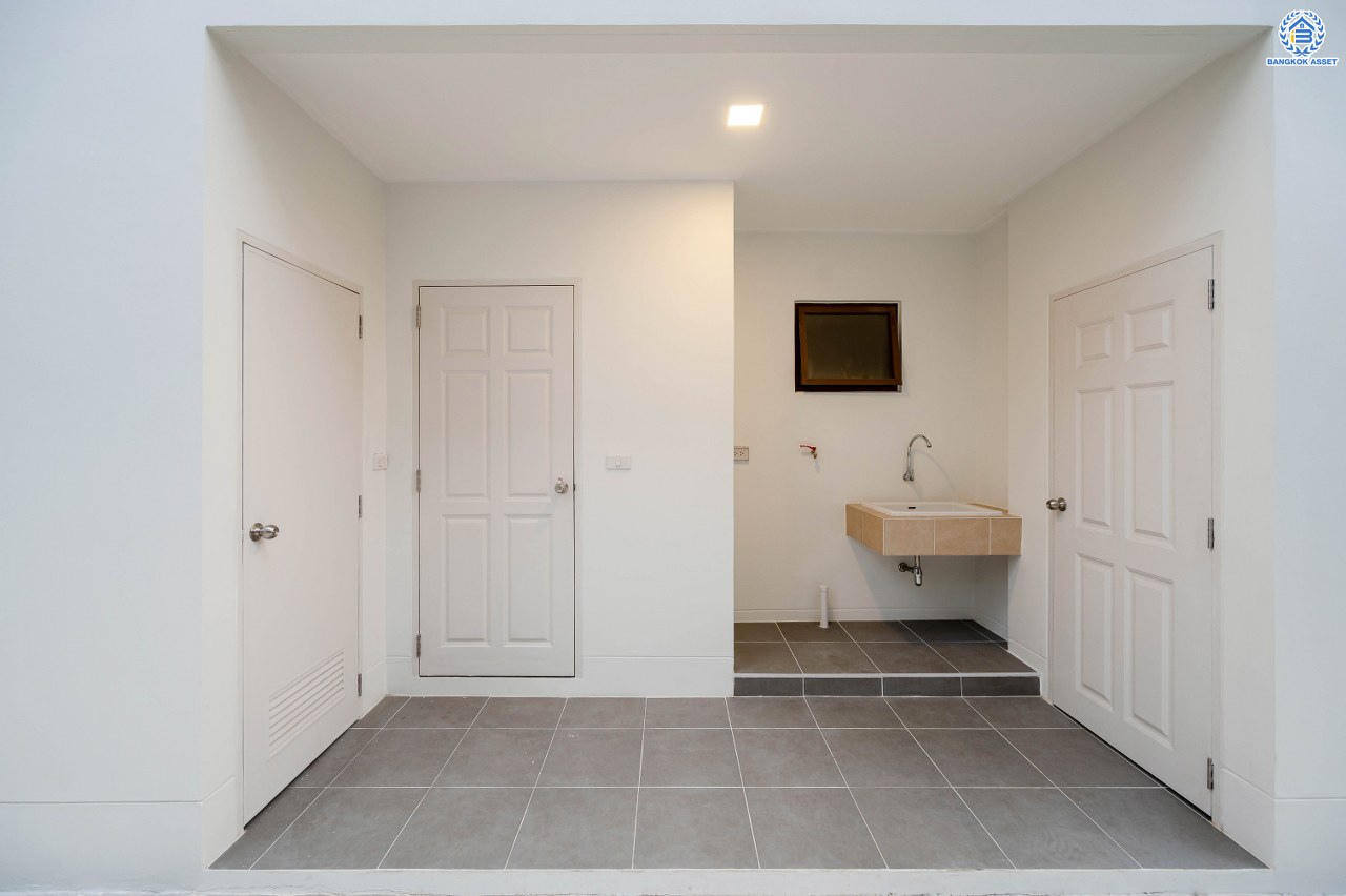 บ้านมือสองตกแต่งใหม่ จากแบรนด์ Sansiri โครงการ เศรษฐสิริ วงแหวน-สุขาภิบาล2 บ้านเดี่ยวหลังมุม เนื้อที่ 70.10 ตร.ว. พื้นที่ใช้สอย 166.20 ตร.ม. ฟังก์ชัน 3 ห้องนอน 3 ห้องน้ำ 1 ห้องแม่บ้าน 2 ที่จอดรถ ติดถนนใหญ่เสรีไทย ใกล้จุดขึ้นทางด่วน "วงแหวน-กาญจนาภิเษก" และ ใกล้รถไฟฟ้าสายสีชมพู "สถานีนพรัตน์"...